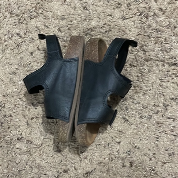 OshKosh toddler sandals - Picture 4 of 7